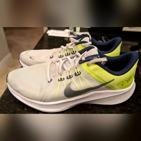 Men's Nike Running Sneaker - Picture 1 of 8